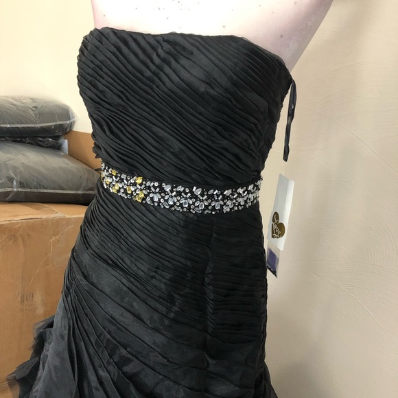 Black ruffled layers with train - Picture 6 of 14